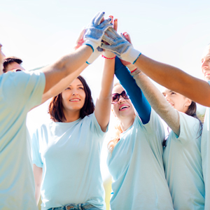 Grupo de jóvenes alzan las manos en apoyo mutuo